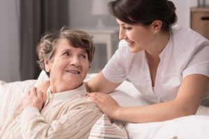 خصوصیات پرستار سالمند در منزل